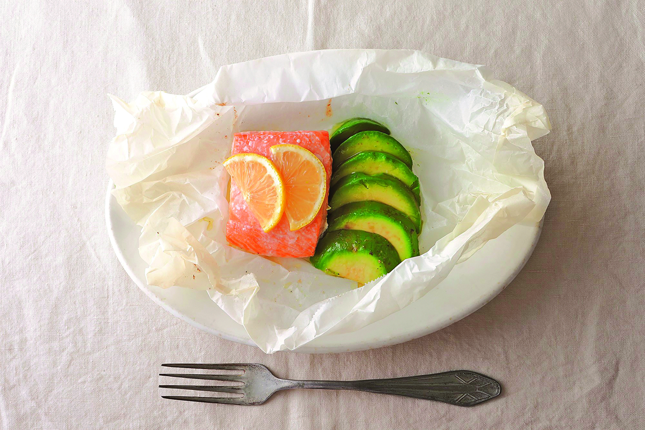 烤三文魚佐牛油果｜大紀元時報香港｜獨立敢言的良心媒體