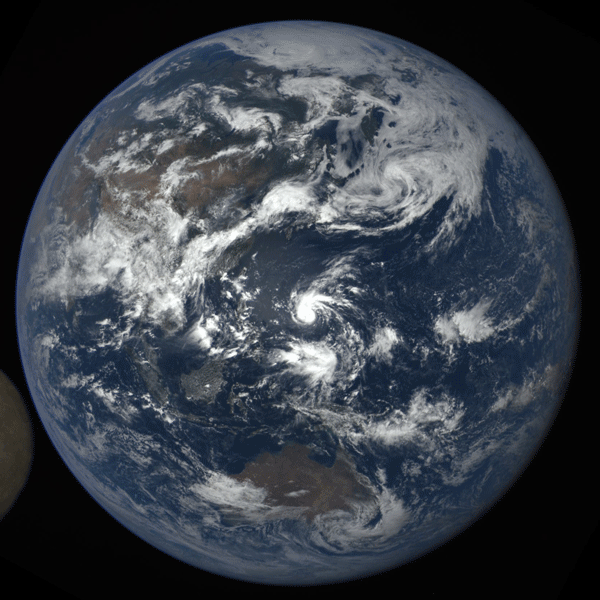 7月5日，美國太空總署（NASA）利用衛星拍攝地球照片時，月球剛好從地球與衛星之間經過，結果出現了月球和地球搶鏡頭的趣味畫面。（NASA）