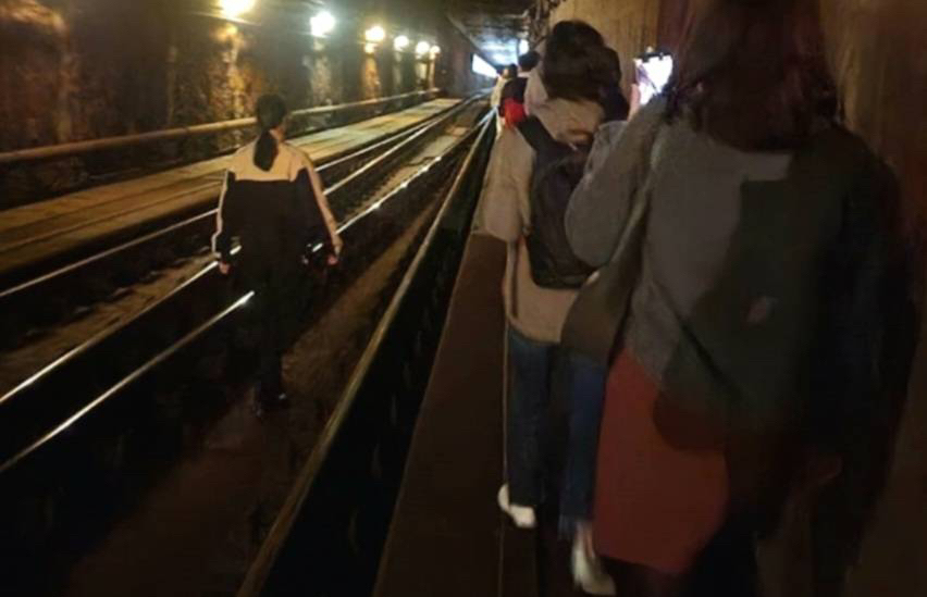 港鐵又壞車｜乘客要經隧道步行離開 張欣宇：疑車卡間連接鬆脫