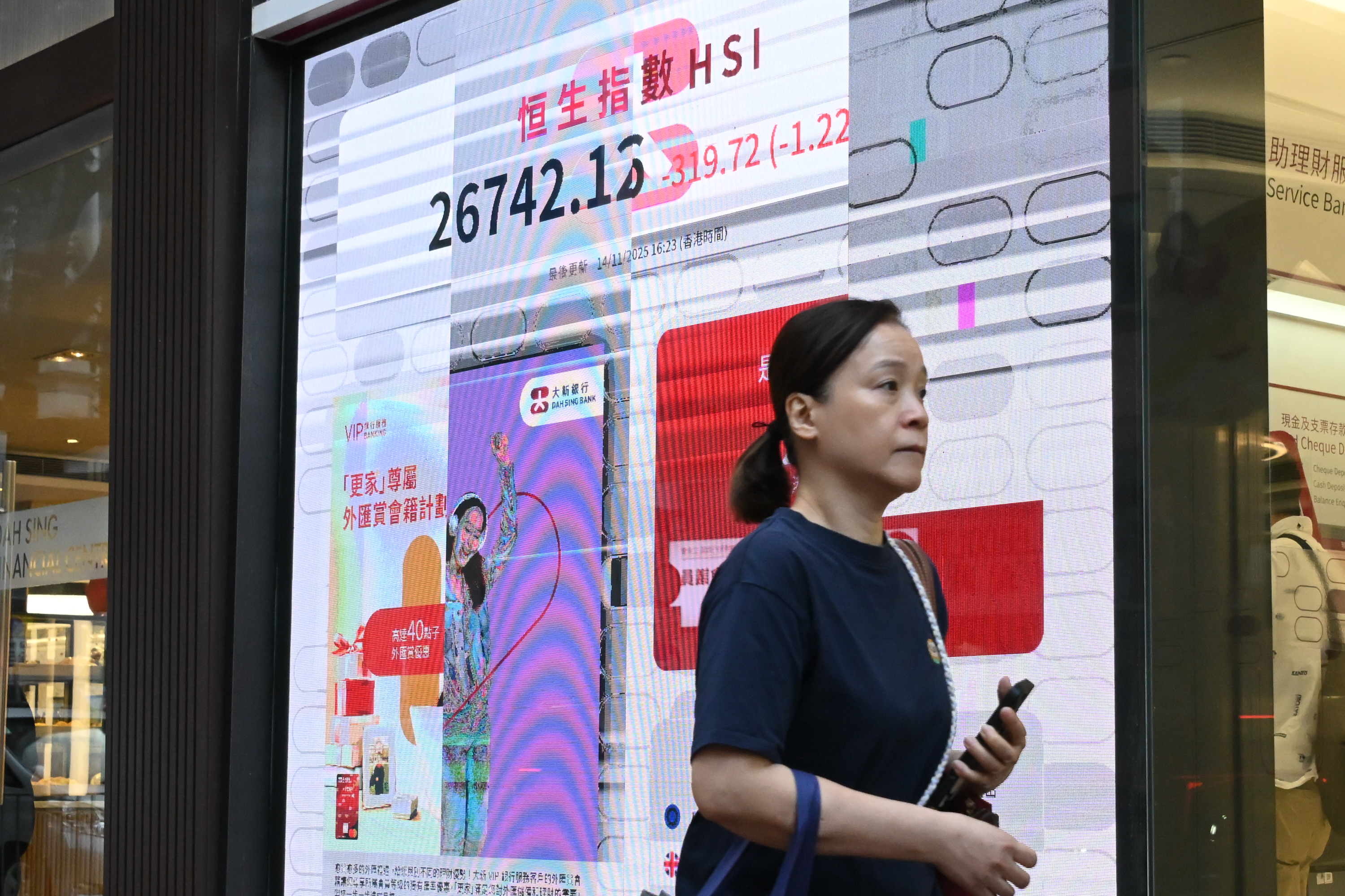 恒指挫319點Labubu等IP市場溢價消退、萬科投資者會面監管｜大紀元時報香港｜獨立敢言的良心媒體