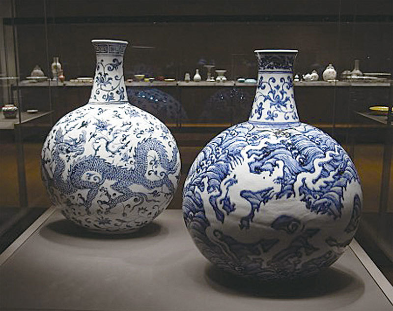 大英博物館展出的明代永樂海水白龍紋青花瓷扁壺。（Patche99z／維基百科）