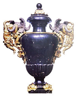 班奇（Massimiliano Soldani Benzi） 製作的飾有小愛神的黑色大理石花瓶，1689～1693，黑色大理石，銀、銅鍍金。碧堤宮藏。