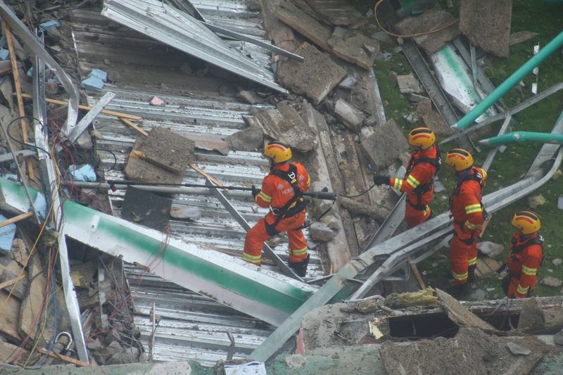 消防搜索隊成員攜同熱能探測器，在瓦礫中搜索，確定沒有人被困。（IMAG提供）