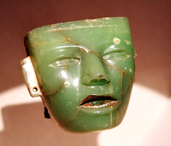 《玉雕面具》，中美洲迪奧狄華肯文化，西元 250～600年，15x8x1x3cm，佛羅倫斯碧提宮。（章樂/大紀元）