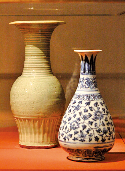 中國龍泉窯花瓶青花瓷與白瓷，14世紀前半。（章樂/大紀元）