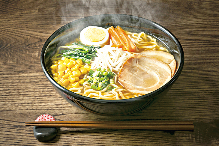 聞名世界的日本拉麵，麵條是用小麥粉、雞蛋和鹽做成的。