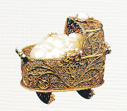 荷蘭金工製作的黃金搖籃，內部鑲嵌一顆雕琢成新生兒造形的碩大珍珠。