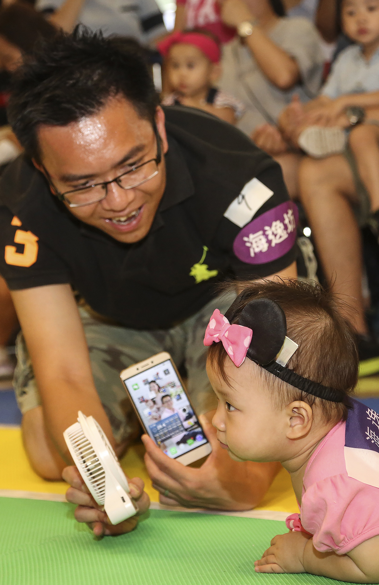 囡囡:本小姐有d熱tim~ Daddy:風扇仔為你而開,夠唔夠涼呀~皇帝女。（余鋼／大紀元）