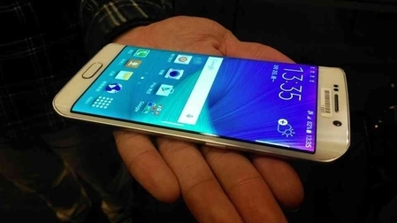 三星Galaxy S6 Edge搭載雙邊曲面螢幕。(中央社)