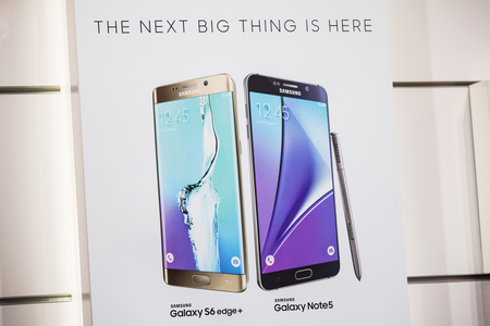 圖左為三星Galaxy S6 edge+。(Andrew Burton/Getty Images)