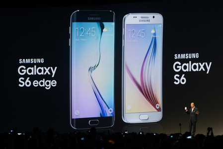 圖右為三星Galaxy S6。(David Ramos/Getty Images)