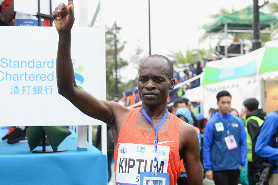 肯亞跑手驥騰（中）以2小時9分21秒跑畢全程42.195公里，奪得男子全馬冠軍，打破大會總紀錄。（宋碧龍/大紀元）