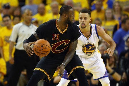 6月19日晚在加州奧克蘭舉行的NBA總決賽第7場比賽，騎士隊23號勒邦占士與勇士隊30號庫裏對陣。 （Ezra Shaw/Getty Images）