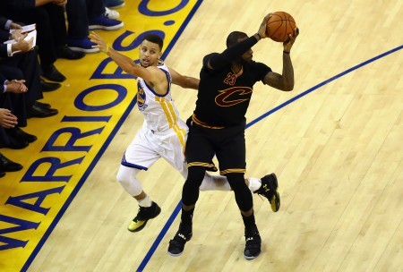 6月19日晚在加州奧克蘭舉行的NBA總決賽第7場比賽，騎士隊23號勒邦占士與勇士隊30號庫裏對陣。 （Ezra Shaw/Getty Images）