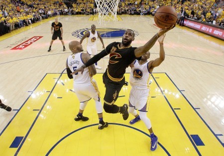 6月19日晚在加州奧克蘭舉行的NBA總決賽第7場比賽，騎士隊23號勒邦占士獲得年度最有價值球員獎項。 （Marcio Jose Sanchez/Pool/Getty Images）