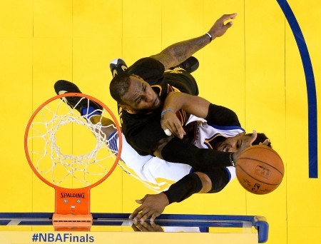 6月19日晚在加州奧克蘭舉行的NBA總決賽第7場比賽，騎士隊23號勒邦占士與勇士隊30號庫裏對陣，好戲不斷。（John Mabanglo/Pool/Getty Images）