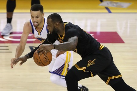6月19日晚在加州奧克蘭舉行的NBA總決賽第7場比賽，騎士隊23號勒邦占士與勇士隊30號庫裏對陣。 （Ezra Shaw/Getty Images）
