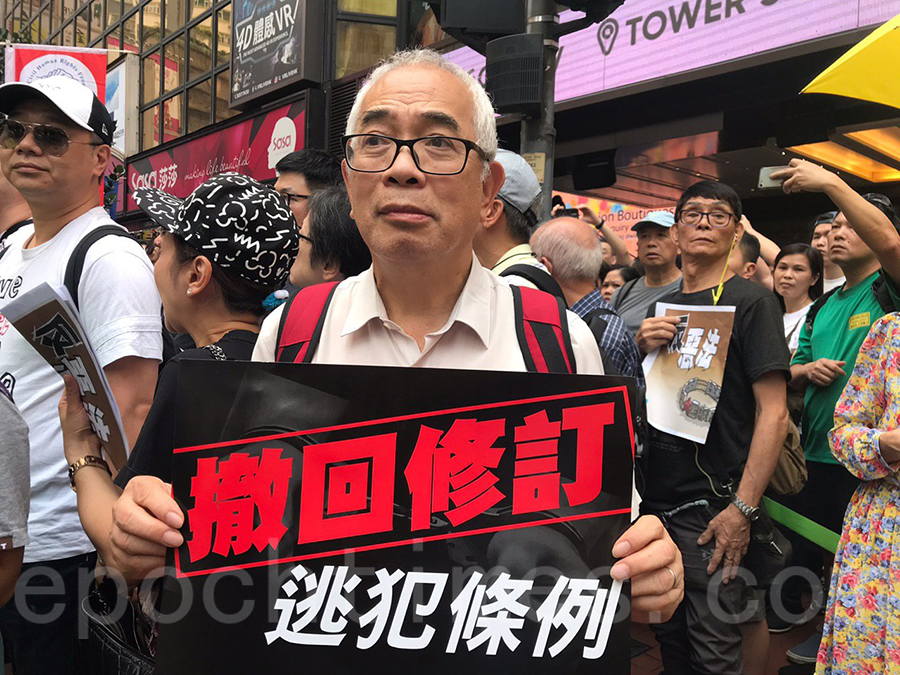 資深時評家程翔上街參與4.28反引渡惡法遊行。（林怡／大紀元）