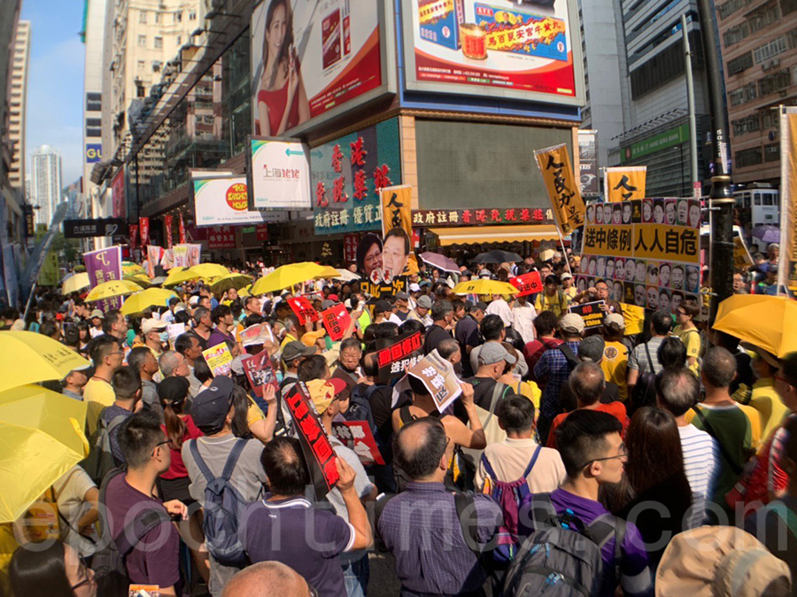 香港民間人權陣線不足一個月內發起第二次大遊行，反對港府修訂《逃犯條例》，由於參加人數眾多，遊行提早於下午3時40分起步，遊行至金鐘政府總部。（李逸／大紀元）