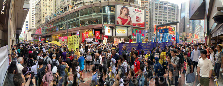 香港民間人權陣線不足一個月內發起第二次大遊行，反對港府修訂《逃犯條例》，由於參加人數眾多，遊行提早於下午3時40分起步，遊行至金鐘政府總部。（李逸／大紀元）