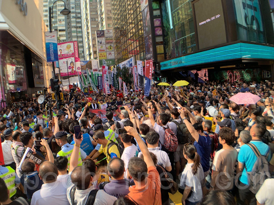 香港民間人權陣線不足一個月內發起第二次大遊行，反對港府修訂《逃犯條例》，由於參加人數眾多，遊行提早於下午3時40分起步，遊行至金鐘政府總部。（李逸／大紀元）