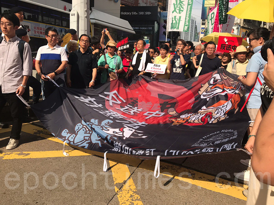 香港民間人權陣線不足一個月內發起第二次大遊行，反對港府修訂《逃犯條例》，由於參加人數眾多，遊行提早於下午3時40分起步，遊行至金鐘政府總部。（李逸／大紀元）