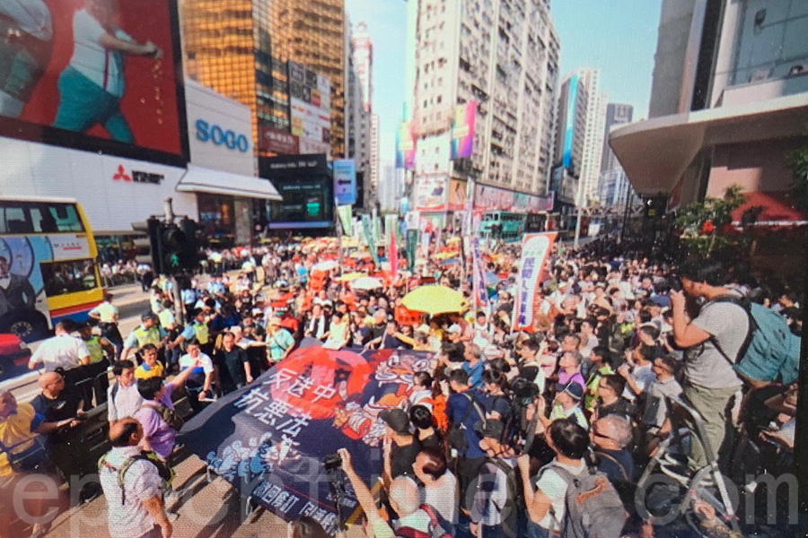 由於參加人數眾多，遊行提早於下午3時40分起步，遊行至金鐘政府總部。（李逸／大紀元）