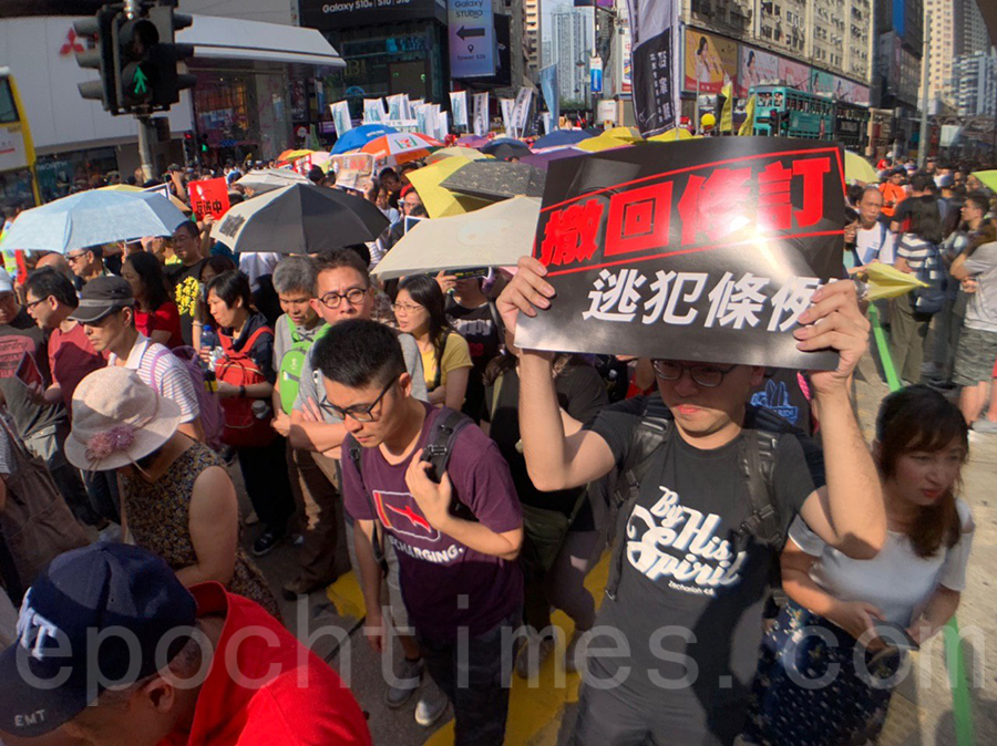 香港民間人權陣線不足一個月內發起第二次大遊行，反對港府修訂《逃犯條例》，由於參加人數眾多，遊行提早於下午3時40分起步，遊行至金鐘政府總部。（李逸／大紀元）