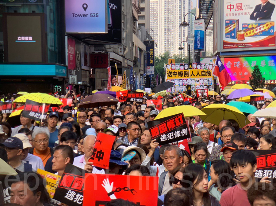 香港民間人權陣線不足一個月內發起第二次大遊行，反對港府修訂《逃犯條例》，由於參加人數眾多，遊行提早於下午3時40分起步，遊行至金鐘政府總部。（李逸／大紀元）