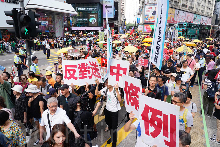 香港民間人權陣線不足一個月內發起第二次大遊行，反對港府修訂《逃犯條例》，由於參加人數眾多，遊行提早於下午3時40分起步，遊行至金鐘政府總部。（李逸／大紀元）