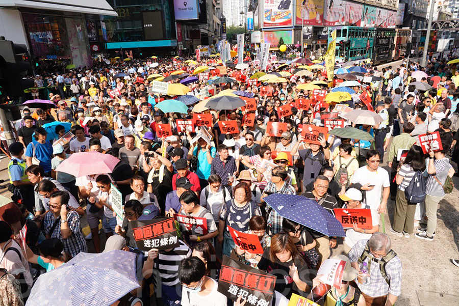 香港民間人權陣線不足一個月內發起第二次大遊行，反對港府修訂《逃犯條例》，由於參加人數眾多，遊行提早於下午3時40分起步，遊行至金鐘政府總部。（李逸／大紀元）