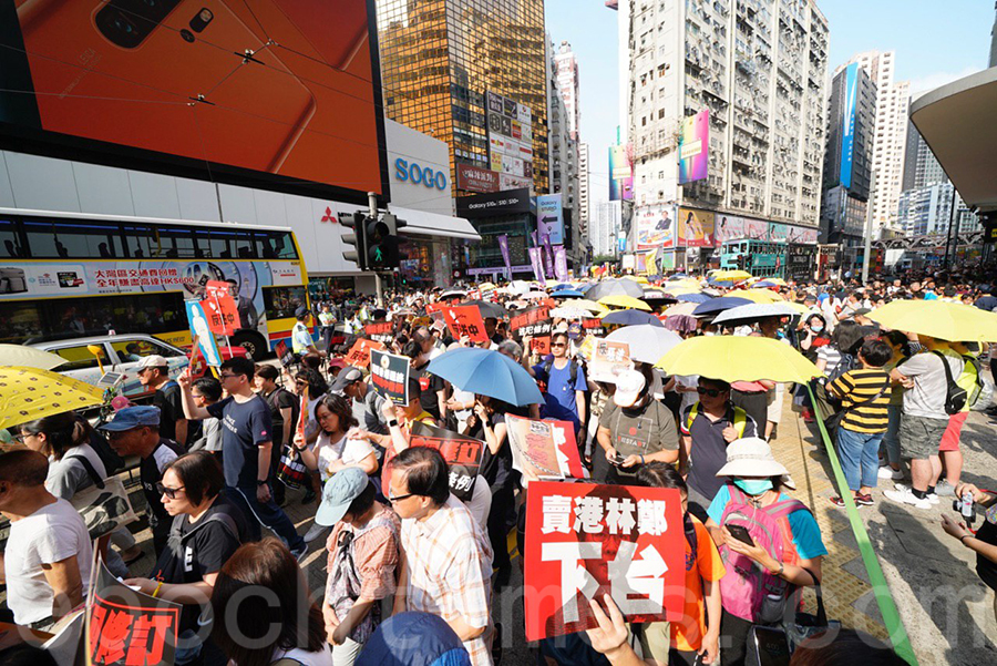 香港民間人權陣線不足一個月內發起第二次大遊行，反對港府修訂《逃犯條例》，由於參加人數眾多，遊行提早於下午3時40分起步，遊行至金鐘政府總部。（李逸／大紀元）