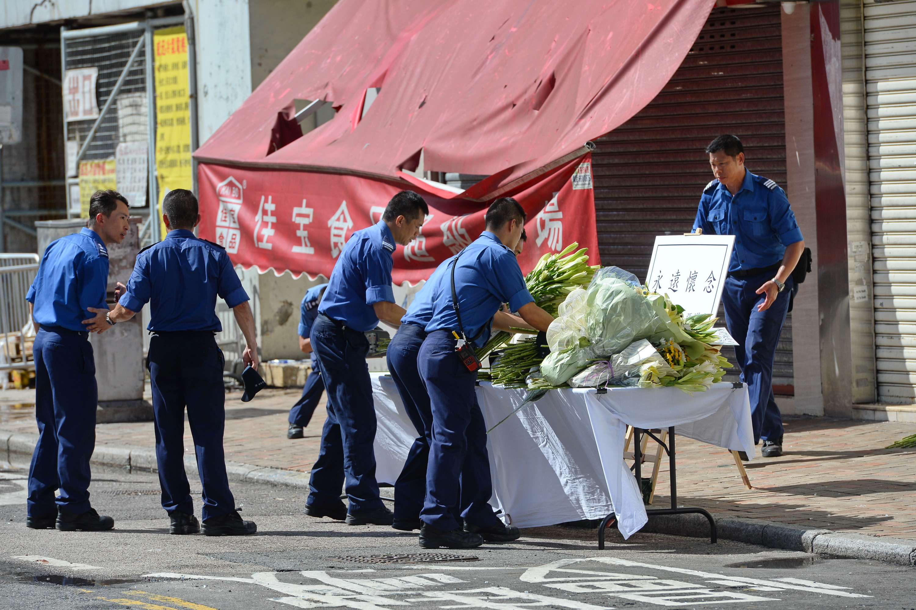 消防員在場佈置路祭用鮮花（宋祥龍/大紀元）