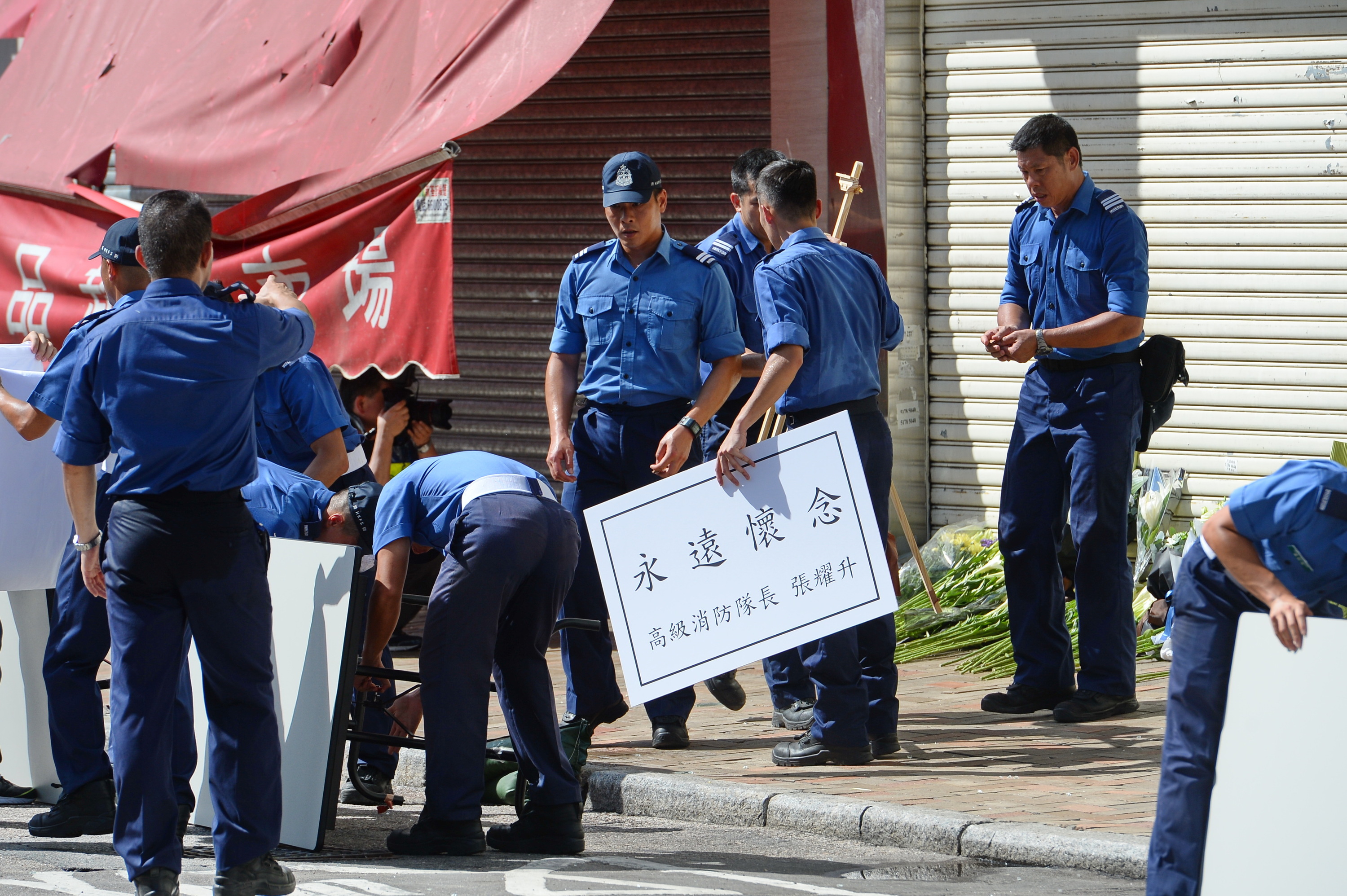 消防員在場佈置路祭儀式（宋祥龍/大紀元）