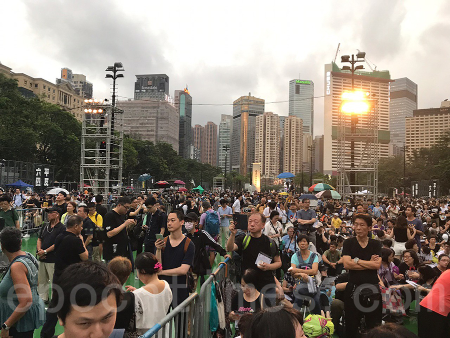 出席燭光集會的市民擠滿維園。（林儀／大紀元）