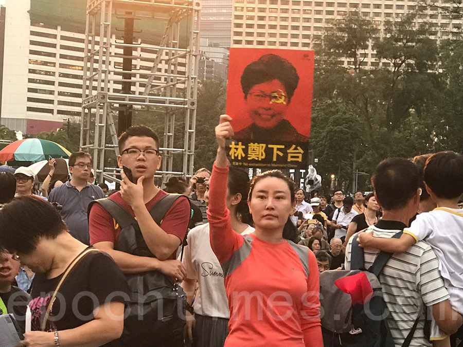 有市民高舉寫上「林鄭下台」的圖片。（林儀／大紀元）