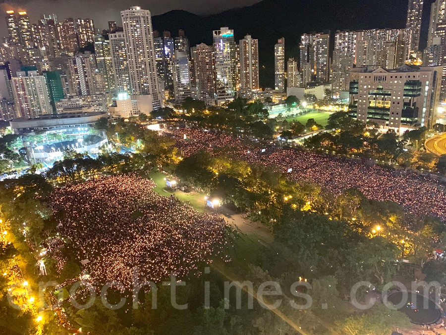六四30周年，集會人數勢較過往上升，仍有大批市民等候進入維園，交通交匯處大打蛇餅，警方呼籲市民耐心等候。（李逸／大紀元）