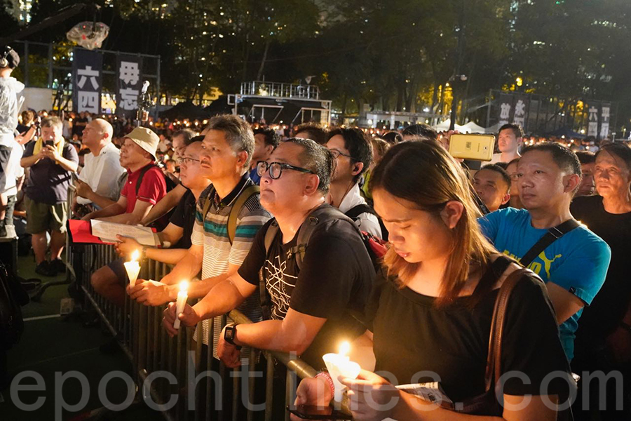 支聯會晚上8時在維園，舉行六四燭光集會，悼念死難者，毋忘中共血腥鎮壓歷史。（李逸／大紀元）