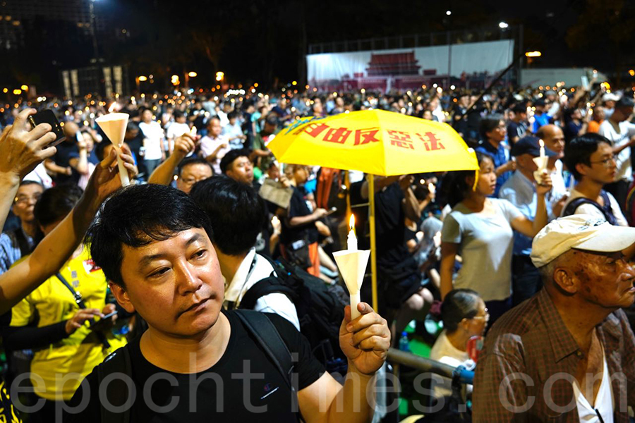 支聯會晚上8時在維園，舉行六四燭光集會，悼念死難者，毋忘中共血腥鎮壓歷史。（李逸／大紀元）