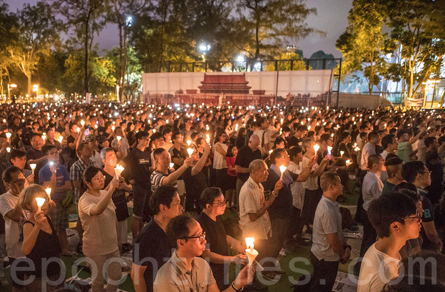 支聯會晚上8時在維園，舉行六四燭光集會，悼念死難者，毋忘中共血腥鎮壓歷史。（余鋼／大紀元）