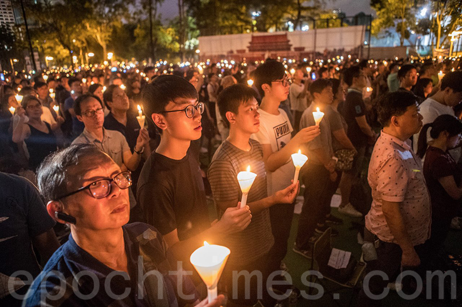 支聯會晚上8時在維園，舉行六四燭光集會，悼念死難者，毋忘中共血腥鎮壓歷史。（余鋼／大紀元）