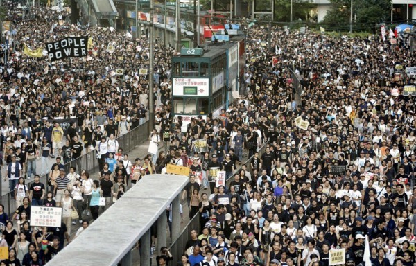 2003年7月1日，反23條七一大遊行的民眾。（THOMAS CHENG／AFP／Getty Images）