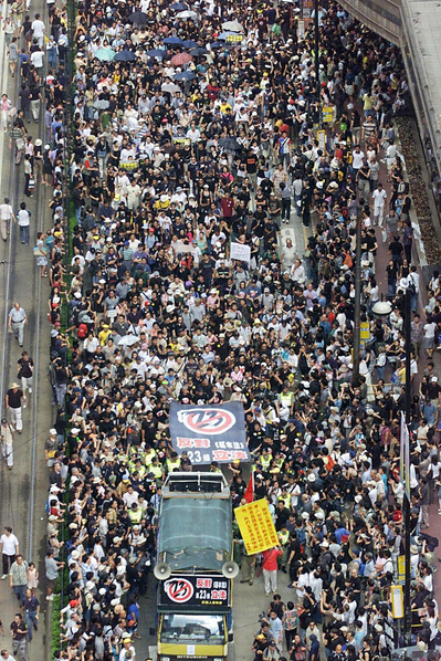 2003年7月1日，反23條七一大遊行的民眾。（THOMAS CHENG／AFP／Getty Images）