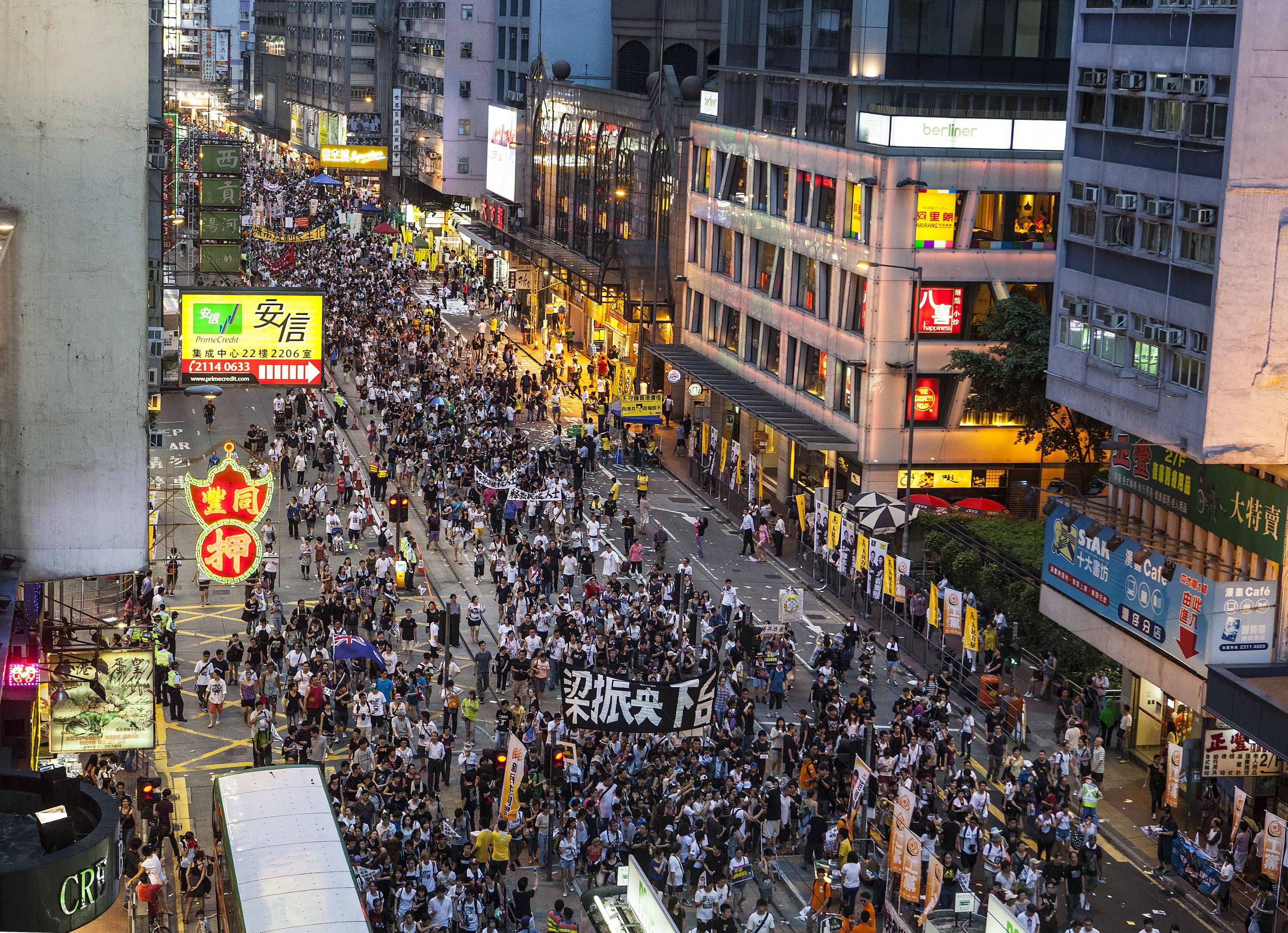 2012七一大遊行時剛上任的香港特首梁振英即被市民高喊下台。（攝影：余鋼／大紀元）