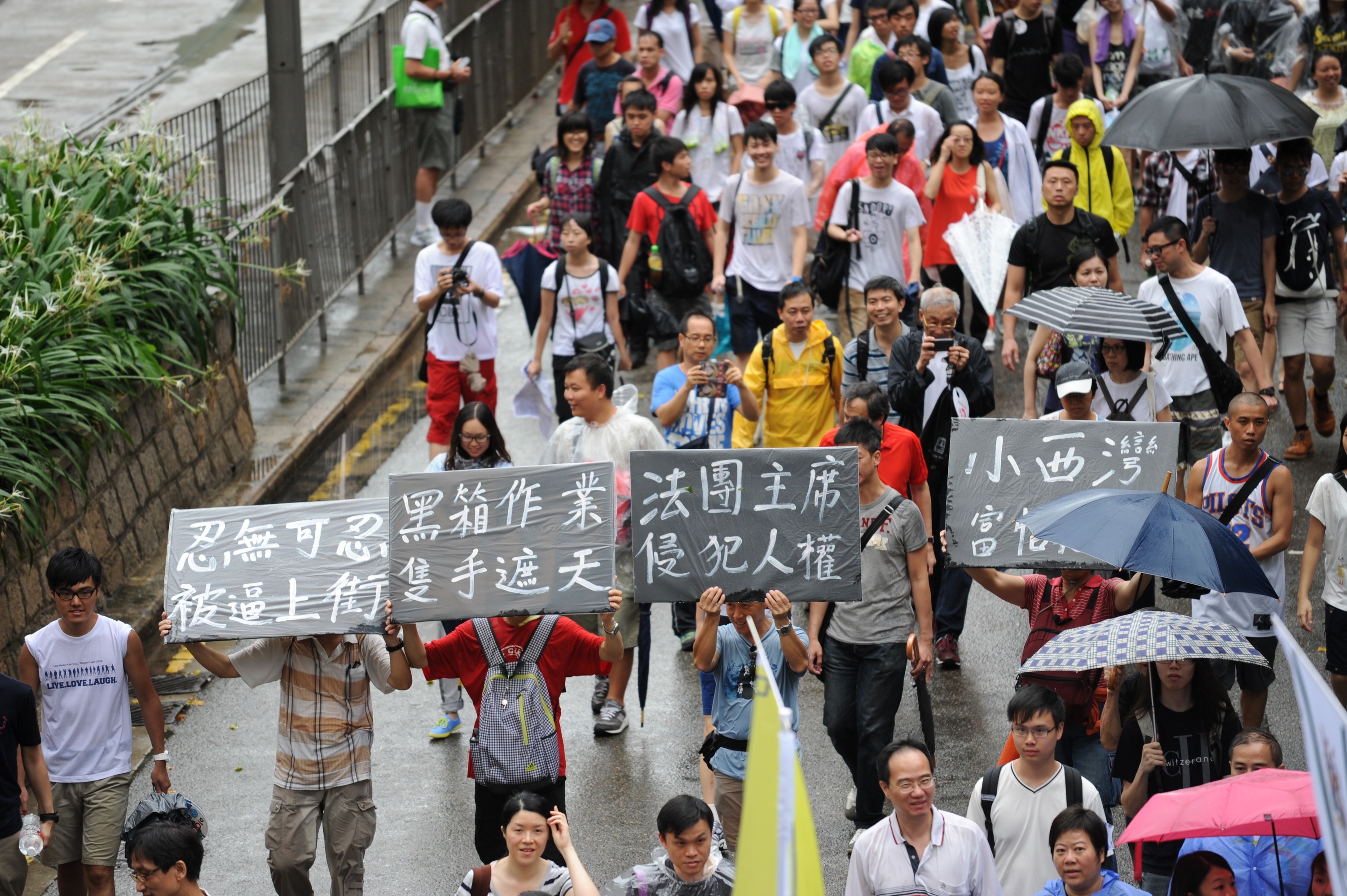 也有市民就民生問題上街，小西灣居民抗議業主立案法團黑箱作業。（文瀚林／大紀元）