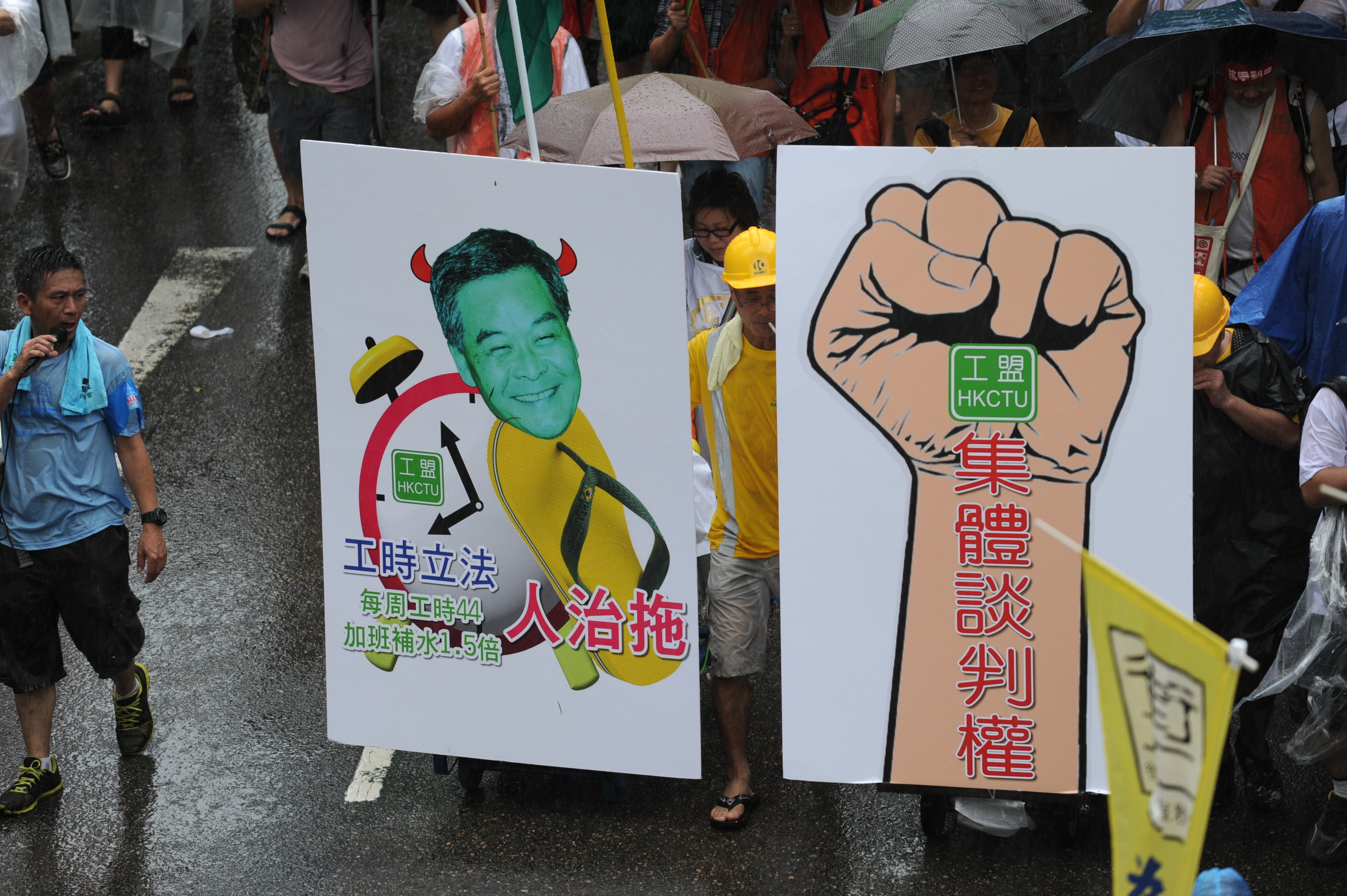 香港職工盟抗議梁振英拖延標準工時立法，並爭取集體談判權。（文瀚林／大紀元）