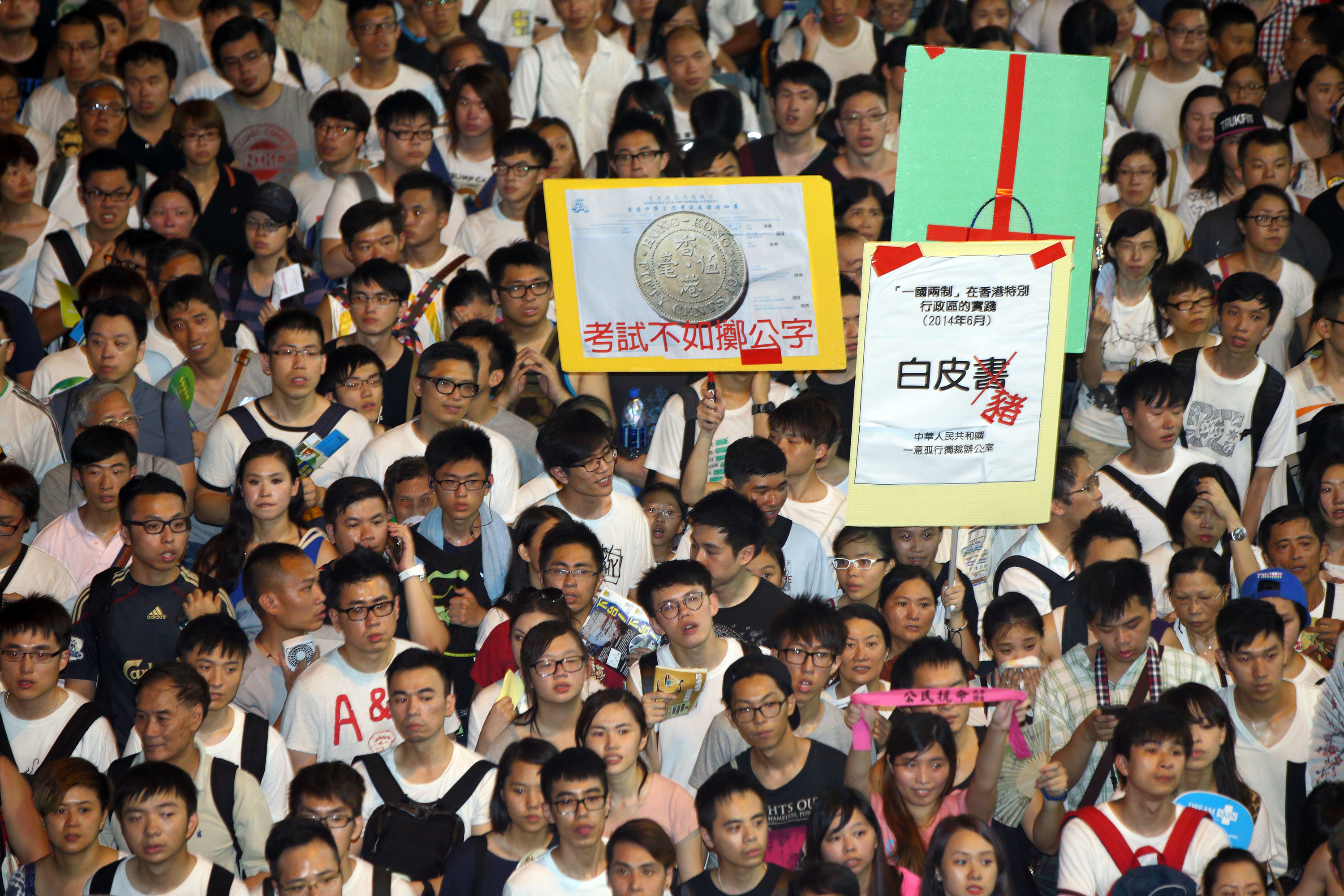 2014年7月1日，超過51萬的香港人頂著悶熱和驟雨上街遊行，表達爭取普選及捍衛香港核心價值的決心，要求中共撤回白皮書和特首梁振英下台。（潘在殊／大紀元）
