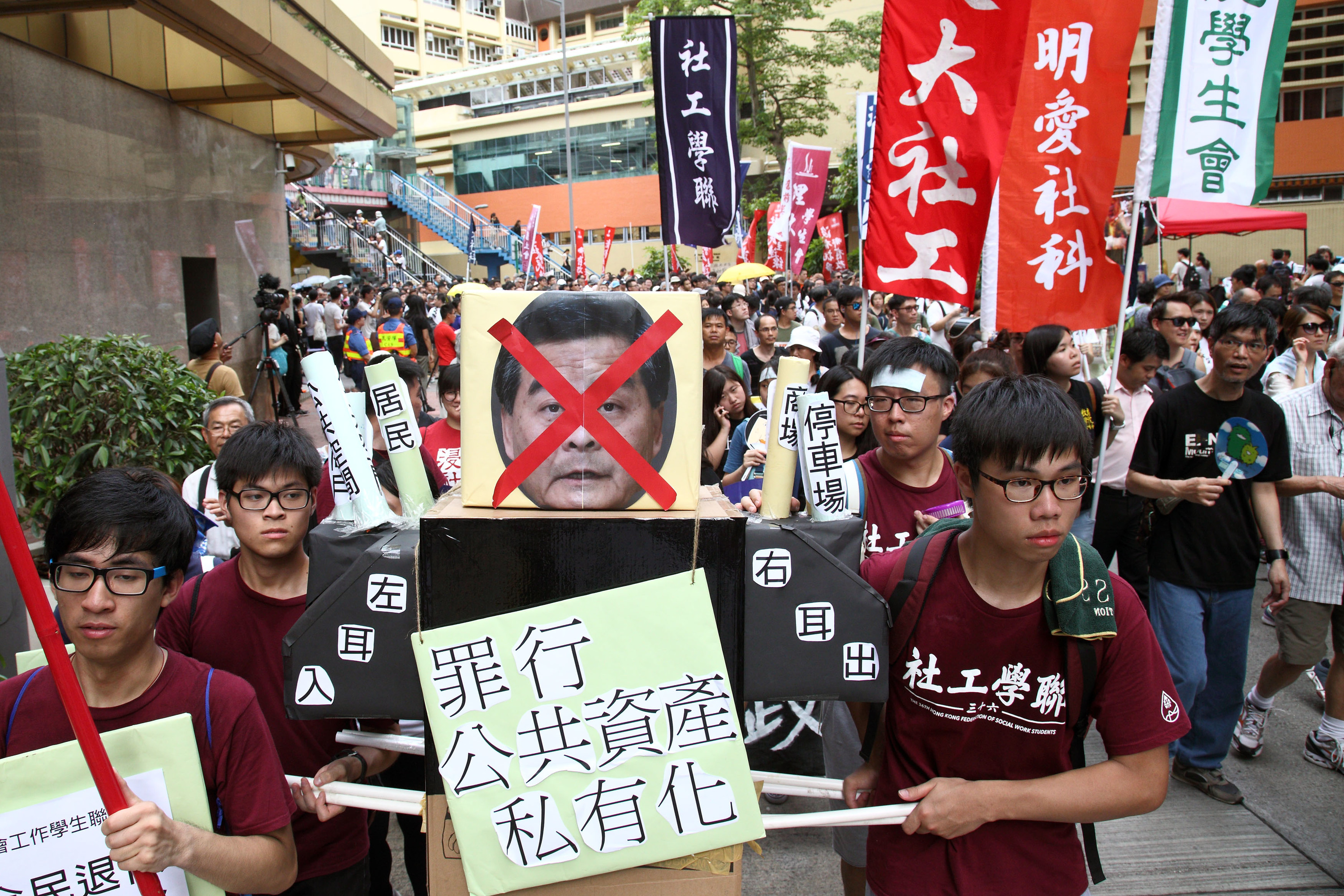 今年香港七一大遊行以「決戰689（梁振英）」為主題，要求梁振英下台。（潘在殊/大紀元）