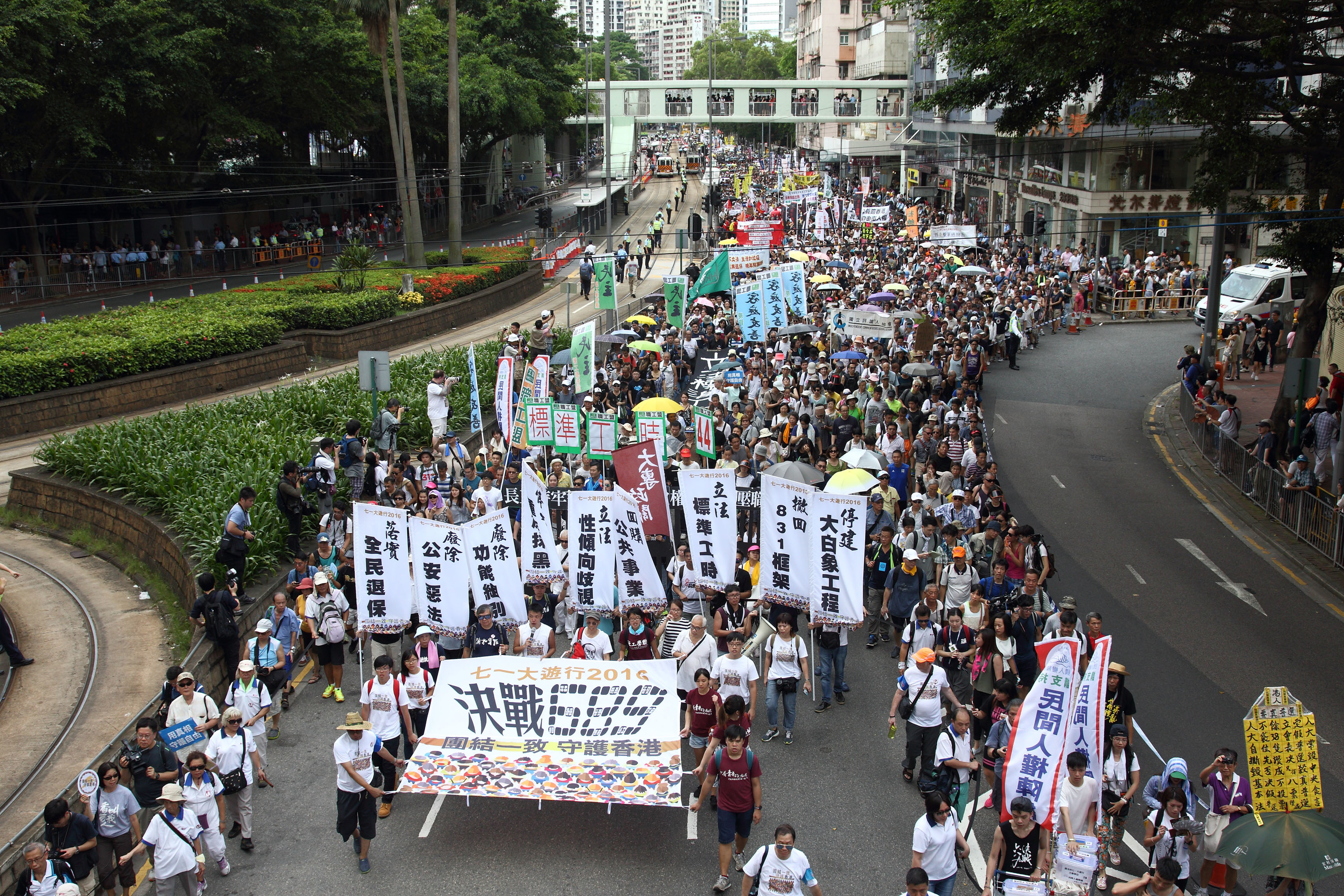今年香港七一大遊行以「決戰689（梁振英）」為主題，要求梁振英下台。（潘在殊/大紀元）