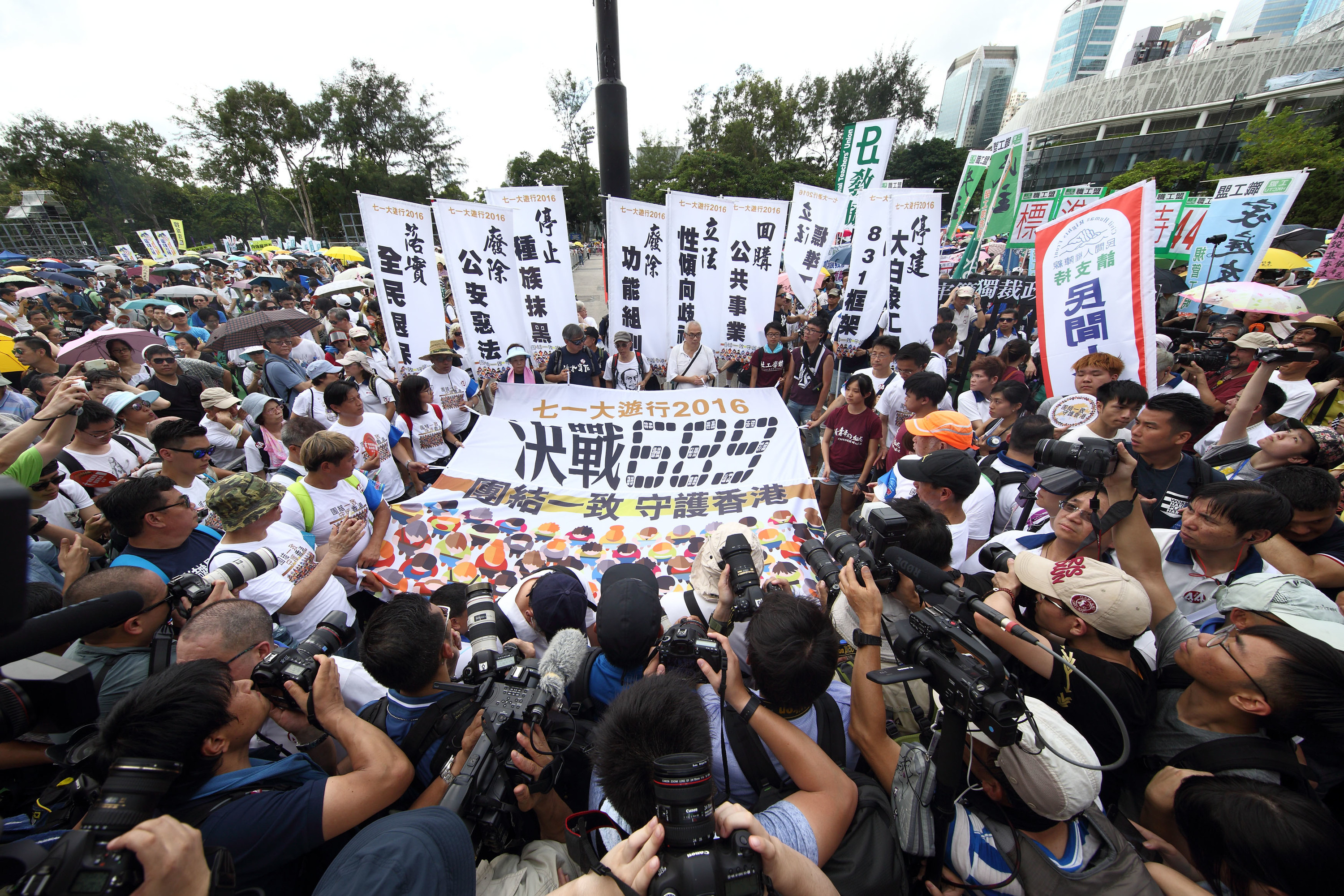 今年香港七一大遊行以「決戰689（梁振英）」為主題，要求梁振英下台。（潘在殊/大紀元）
